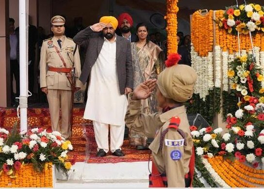 ‘ਹਿੰਦ ਦੀ ਚਾਦਰ’ ਨੂੰ ਨਮਨ: ਗਣਤੰਤਰ ਦਿਵਸ ਪਰੇਡ ‘ਚ ਸ੍ਰੀ ਗੁਰੂ ਤੇਗ਼ ਬਹਾਦਰ ਜੀ ਦੇ 350ਵੇਂ ਸ਼ਹੀਦੀ ਦਿਵਸ ਦੀ ਝਲਕ, ਮਾਣ ਦਾ ਪਲ: CM ਮਾਨ