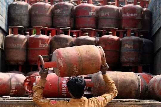ਗੈਸ ਸਿਲੰਡਰ ਦੀਆਂ ਕੀਮਤਾਂ ਵਿਚ ਉਸ਼ਾਲ.. ਨਵੇਂ LPG ਰੇਟ ਅੱਜ ਤੋਂ ਲਾਗੂ!