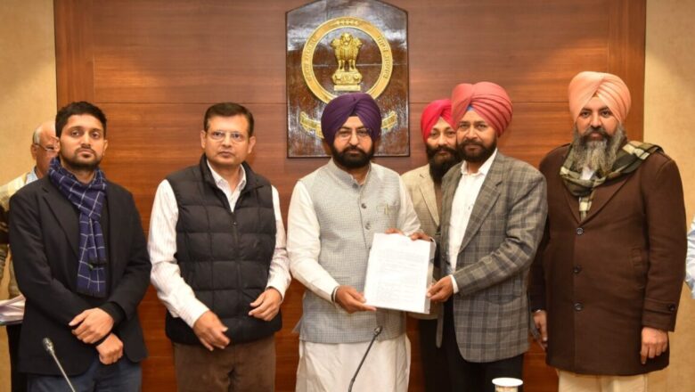 ਮਾਲ ਮੰਤਰੀ ਹਰਦੀਪ ਸਿੰਘ ਮੁੰਡੀਆਂ ਵੱਲੋਂ ਨਾਇਬ ਤਹਿਸੀਲਦਾਰ ਬਣੇ 16 ਅਧਿਕਾਰੀਆਂ ਨੂੰ ਤਰੱਕੀ ਪੱਤਰ ਸੌਂਪੇ