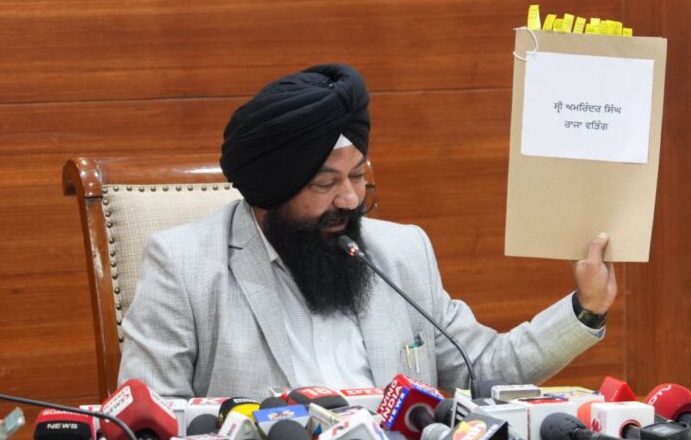 ਐਸ.ਸੀ. ਕਮਿਸ਼ਨ ਵੱਲੋਂ ਭੇਜੇ ਗਏ ਨੋਟਿਸ ਨੂੰ ਪ੍ਰਤਾਪ ਸਿੰਘ ਬਾਜਵਾ ਦੇ ਘਰ ਦੇ ਮੁਲਾਜ਼ਮਾਂ ਨੇ ਸਵੀਕਾਰ ਕਰਨ ਤੋਂ ਇਨਕਾਰ ਕਰ ਦਿੱਤਾ: ਜਸਵੀਰ ਸਿੰਘ ਗੜ੍ਹੀ