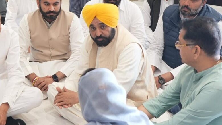 ਮੁੱਖ ਮੰਤਰੀ ਭਗਵੰਤ ਸਿੰਘ ਮਾਨ ਨੇ ਸੰਦੀਪ ਗਿਲਹੋਤਰਾ ਦੇ ਪਰਿਵਾਰ ਨਾਲ ਗਹਿਰਾ ਦੁੱਖ ਪ੍ਰਗਟ ਕਰਦੇ ਹੋਏ ਆਪਣੀ ਸੰਵੇਦਨਾ ਪ੍ਰਗਟ ਕੀਤੀ।