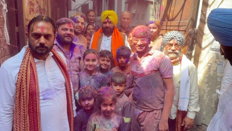ਕੈਬਨਿਟ ਮੰਤਰੀ ਹਰਭਜਨ ਸਿੰਘ ਈਟੀਓ ਨੇ ਜੰਡਿਆਲਾ ਗੁਰੂ ਦੇ ਵਸਨੀਕਾਂ ਨਾਲ ਮਿਲਕੇ ਹੋਲੀ ਦਾ ਤਿਉਹਾਰ ਖੁਸ਼ੀ-ਖੁਸ਼ੀ ਮਨਾਇਆ