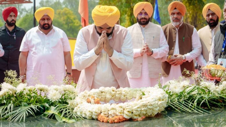 ਪੰਜਾਬ ਦੇ ਮੁੱਖ ਮੰਤਰੀ ਭਗਵੰਤ ਸਿੰਘ ਮਾਨ ਨੇ ਭਗਤ ਸਿੰਘ, ਰਾਜਗੁਰੂ ਅਤੇ ਸੁਖਦੇਵ ਨੂੰ ਸ਼ਰਧਾਂਜਲੀ ਅਰਪਿਤ ਕਰਦੇ ਹੋਏ ਕਿਹਾ ਕਿ ਸ਼ਹੀਦ ਸਿਰਫ਼ ਕਿਸੇ ਇੱਕ ਪਰਿਵਾਰ ਨਾਲ ਨਹੀਂ ਜੁੜੇ ਹੁੰਦੇ, ਸਗੋਂ ਉਹ ਪੂਰੇ ਦੇਸ਼ ਦੀ ਸਾਂਝੀ ਧਰੋਹਰ ਹੁੰਦੇ ਹਨ