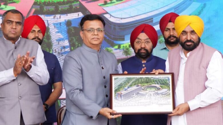 ਮੁੱਖ ਮੰਤਰੀ ਭਗਵੰਤ ਸਿੰਘ ਮਾਨ ਨੇ ਕਿਹਾ ਕਿ ਇਨਫੋਸਿਸ ਦਾ ਮੁਹਾਲੀ ਪ੍ਰੋਜੈਕਟ ਲਗਭਗ 2700 ਨੌਜਵਾਨਾਂ ਨੂੰ ਸਿੱਧੇ ਤੌਰ ‘ਤੇ ਰੋਜ਼ਗਾਰ ਦੇਵੇਗਾ, ਜਦਕਿ ਹਜ਼ਾਰਾਂ ਹੋਰ ਲੋਕਾਂ ਲਈ ਅਸਿੱਧੇ ਤੌਰ ‘ਤੇ ਰੋਜ਼ਗਾਰ ਦੇ ਮੌਕੇ ਪੈਦਾ ਹੋਣਗੇ