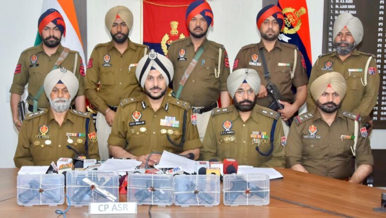 ਅੰਮ੍ਰਿਤਸਰ ‘ਚ ਸਰਹੱਦ ਪਾਰ ਹਥਿਆਰ ਤਸਕਰੀ ਗਿਰੋਹ ਬੇਨਕਾਬ; ਨਾਬਾਲਗ ਸਮੇਤ 6 ਕਾਬੂ, 5 ਪਿਸਤੌਲ ਬਰਾਮਦ