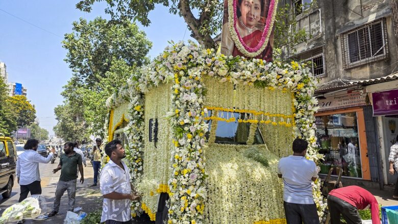 ਸੁਰਾਂ ਦੀ ਮਲਿਕਾ ਨੂੰ ਨਮ ਅੱਖਾਂ ਨਾਲ ਅੰਤਿਮ ਵਿਦਾਈ, ਪੰਜ ਤੱਤਾਂ ਵਿੱਚ ਹੋਈ ਵਿਲੀਨ
