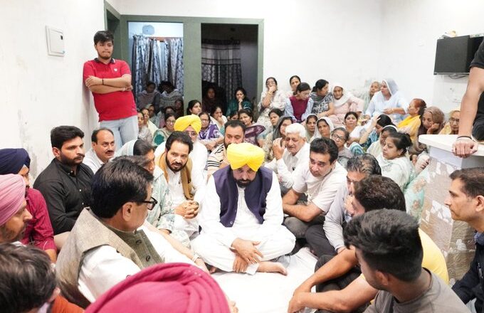 ਵ੍ਰਿੰਦਾਵਨ ਹਾਦਸੇ ਵਿੱਚ ਜਾਨ ਗੁਆਉਣ ਵਾਲਿਆਂ ਦਾ ਦੁਖਦਾਈ ਮਾਹੌਲ ਵਿੱਚ ਅੰਤਿਮ ਸੰਸਕਾਰ ਕੀਤਾ ਗਿਆ। Bhagwant Mann ਨੇ ਮ੍ਰਿਤਕਾਂ ਨੂੰ ਸ਼ਰਧਾਂਜਲੀ ਭੇਟ ਕਰਦਿਆਂ ਕਿਹਾ ਕਿ ਸਰਕਾਰ ਵੱਲੋਂ ਪੀੜਤ ਪਰਿਵਾਰਾਂ ਨੂੰ ਹਰ ਸੰਭਵ ਸਹਾਇਤਾ ਪ੍ਰਦਾਨ ਕੀਤੀ ਜਾਵੇਗੀ