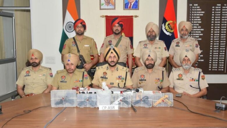 ਸਰਹੱਦ ਪਾਰ ਤੋਂ ਚੱਲ ਰਹੇ ਨਸ਼ਿਆਂ ਅਤੇ ਹਥਿਆਰਾਂ ਦੀ ਤਸਕਰੀ ਦੇ ਮਾਡਿਊਲ ਦਾ ਭੰਡਾਫੋੜ; 900 ਗ੍ਰਾਮ ICE ਅਤੇ 5 ਪਿਸਤੌਲਾਂ ਸਮੇਤ ਤਿੰਨ ਦੋਸ਼ੀ ਅੰਮ੍ਰਿਤਸਰ ਤੋਂ ਕਾਬੂ