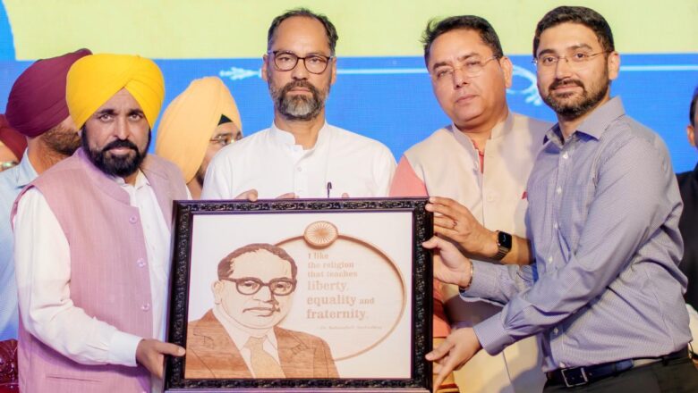 ਕਾਂਗਰਸ ਅਤੇ ਅਕਾਲੀ ਦਲ ਨੇ ਗਰੀਬਾਂ ਤੋਂ ਸਿੱਖਿਆ ਦੇ ਮੌਕੇ ਖੋਹ ਕੇ ਅਤੇ ਸਕਾਲਰਸ਼ਿਪ ਦੇ ਫੰਡਾਂ ਦੀ ਹੇਰਾਫੇਰੀ ਕਰਕੇ ਬਾਬਾ ਸਾਹਿਬ ਡਾ. ਬੀ.ਆਰ. ਅੰਬੇਡਕਰ ਦੇ ਸਿਧਾਂਤਾਂ ਨਾਲ ਧੋਖਾ ਕੀਤਾ, ਮੁੱਖ ਮੰਤਰੀ Bhagwant Singh Mann ਨੇ ਕਿਹਾ