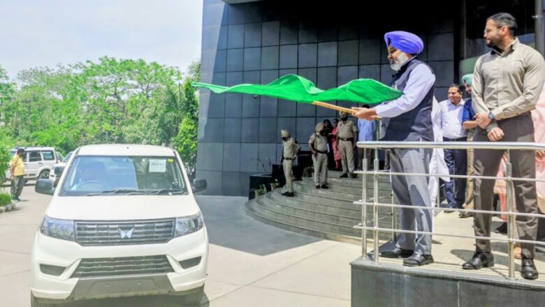 ਵਿੱਤ ਮੰਤਰੀ ਹਰਪਾਲ ਸਿੰਘ ਚੀਮਾ ਨੇ ਰਿਕਾਰਡ ਮਾਲੀਆ ਵਾਧੇ ਦੇ ਮਾਹੌਲ ਵਿੱਚ ਆਬਕਾਰੀ ਅਤੇ ਕਰ ਵਿਭਾਗ ਦੀ ਇਨਫੋਰਸਮੈਂਟ ਨੂੰ ਹੋਰ ਮਜ਼ਬੂਤ ਕਰਨ ਲਈ 25 ਨਵੇਂ ਵਾਹਨਾਂ ਨੂੰ ਹਰੀ ਝੰਡੀ ਦੇ ਕੇ ਕੀਤਾ ਰਵਾਨਾ