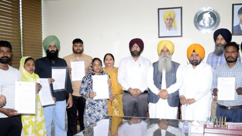 ਪੰਜਾਬ ਦੇ ਖੇਤੀਬਾੜੀ ਮੰਤਰੀ ਗੁਰਮੀਤ ਸਿੰਘ ਖੁੱਡੀਆਂ ਵੱਲੋਂ ਪੰਜਾਬ ਮੰਡੀ ਬੋਰਡ ਵਿੱਚ ਅੱਠ ਉਮੀਦਵਾਰਾਂ ਨੂੰ ਤਰਸ ਦੇ ਆਧਾਰ ‘ਤੇ ਨਿਯੁਕਤੀ ਪੱਤਰ ਜਾਰੀ ਕੀਤੇ ਗਏ