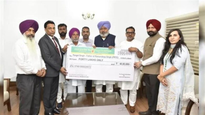 ਟਰਾਂਸਪੋਰਟ ਮੰਤਰੀ ਵੱਲੋਂ PRTC ਕੰਡਕਟਰ ਦੇ ਪਰਿਵਾਰ ਨੂੰ 40 ਲੱਖ ਰੁਪਏ ਦਾ ਬੀਮਾ ਚੈਕ ਭੇਟ, ਡਿਊਟੀ ਦੌਰਾਨ ਹੋਈ ਮੌਤ