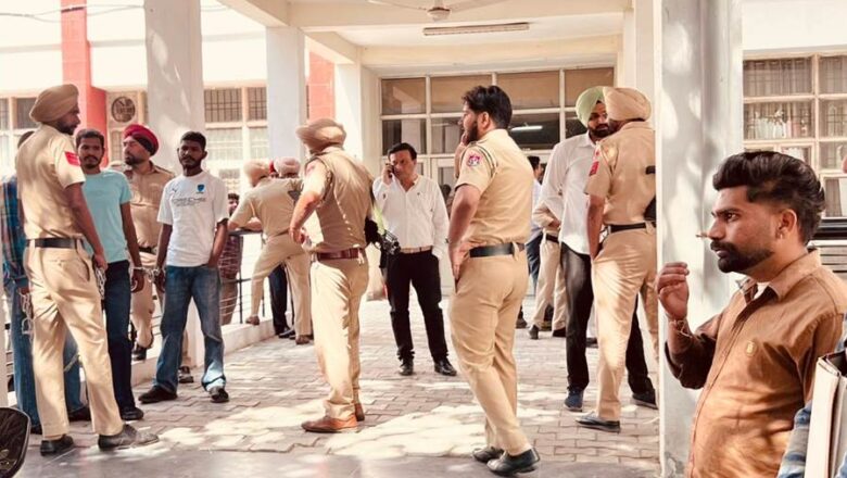 ਬੰਬ ਧਮਕੀ: ਬਰਨਾਲਾ ਅਦਾਲਤ ਨੂੰ ਬੰਬ ਨਾਲ ਉਡਾਉਣ ਦੀ ਧਮਕੀ ਤੋਂ ਬਾਅਦ ਅਦਾਲਤੀ ਕੰਪਲੈਕਸ ਖਾਲੀ ਕਰਵਾਇਆ ਗਿਆ, ਪੁਲਿਸ ਵੱਲੋਂ ਤਲਾਸ਼ੀ ਮੁਹਿੰਮ ਜਾਰੀ