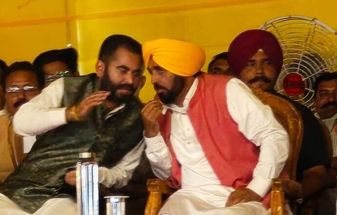 ਫ਼ਾਜ਼ਿਲਕਾ ‘ਚ ਵਿਕਾਸ ਦੀ ਗੂੰਜ : CM ਭਗਵੰਤ ਮਾਨ ਨੇ ਕਰੋੜਾਂ ਦੇ ਪ੍ਰੋਜੈਕਟ ਕੀਤੇ ਲੋਕ ਅਰਪਣ, ਸੜਕਾਂ ਤੇ ਪੁਲਾਂ ਦਾ ਬਦਲੇਗਾ ਮੁਹਾਂਦਰਾ