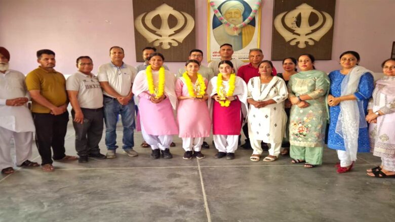 10ਵੀਂ ਟਾਪਰ ਵਿਦਿਆਰਥਣਾਂ ਨੂੰ ਕੀਤਾ ਗਿਆ ਸਨਮਾਨਿਤ