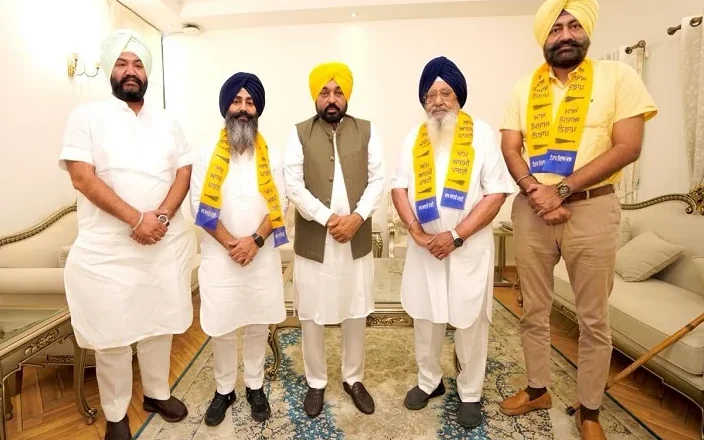 ਅਕਾਲੀ ਦਲ ਨੂੰ ਵੱਡਾ ਝਟਕਾ, ਸਾਬਕਾ ਰਾਜ ਸਭਾ ਮੈਂਬਰ ਰਾਜਮਹਿੰਦਰ ਸਿੰਘ ਮਜੀਠਾ ਸਾਥੀਆਂ ਸਮੇਤ ‘ਆਪ’ ਵਿੱਚ ਸ਼ਾਮਲ