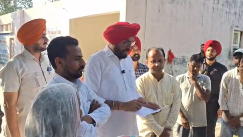 ਅਜਨਾਲਾ ‘ਚ ਧਰਨਾਕਾਰੀ ਸਫ਼ਾਈ ਸੇਵਕਾਂ ਨਾਲ ਮਿਲੇ ਵਿਧਾਇਕ ਧਾਲੀਵਾਲ, ਕਿਹਾ – ਤਨਖਾਹ ਹੁਣ ਸਿੱਧੀ ਖਾਤਿਆਂ ‘ਚ ਜਾਵੇਗੀ
