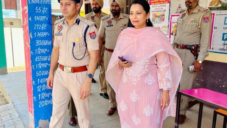 ਵੋਟਿੰਗ ਪ੍ਰਕਿਰਿਆ ਦੀ ਨਿਗਰਾਨੀ ਲਈ ਡੀਸੀ ਨਵਜੋਤ ਕੌਰ ਅਤੇ ਐਸਐਸਪੀ ਮੀਨਾ ਦਾ ਅਚਨਚੇਤ ਦੌਰਾ