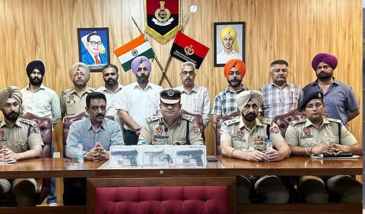 ਵਿਦੇਸ਼ੀ ਹੈਂਡਲਰ ਨੈੱਟਵਰਕ ਰਾਹੀਂ ਮੁਲਜ਼ਮਾਂ ਤੱਕ ਪਹੁੰਚਾ ਰਹੇ ਸਨ ਅਧੁਨਿਕ ਹਥਿਆਰ: ਸੀਪੀ ਸਵਪਨ ਸ਼ਰਮਾ