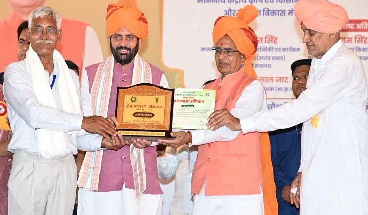 ਕੇਂਦਰੀ ਮੰਤਰੀ ਸ਼ਿਵਰਾਜ ਚੌਹਾਨ ਅਤੇ ਮੁੱਖ ਮੰਤਰੀ ਨਾਇਬ ਸੈਣੀ ਨੇ ਪ੍ਰਗਤੀਸ਼ੀਲ ਕਿਸਾਨਾਂ ਦਾ ਕੀਤਾ ਸਨਮਾਨ