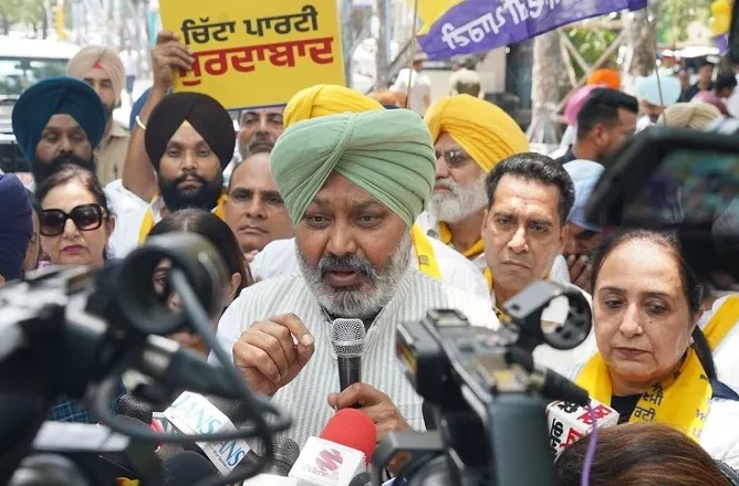 ਮੁੱਖ ਮੰਤਰੀ ਭਗਵੰਤ ਸਿੰਘ ਮਾਨ ਖ਼ਿਲਾਫ਼ ਫਰਜ਼ੀ ਵੀਡੀਓ ਦੇ ਪ੍ਰਸਾਰ ਨੂੰ ਲੈ ਕੇ ‘ਆਪ’ ਦਾ ਸੂਬਾ ਪੱਧਰੀ ਪ੍ਰਦਰਸ਼ਨ; ਅਕਾਲੀ ਦਲ ‘ਤੇ ਪੰਥ ਅਤੇ ਪੰਜਾਬ ਵਿਰੋਧੀ ਰਾਜਨੀਤੀ ਦੇ ਦੋਸ਼