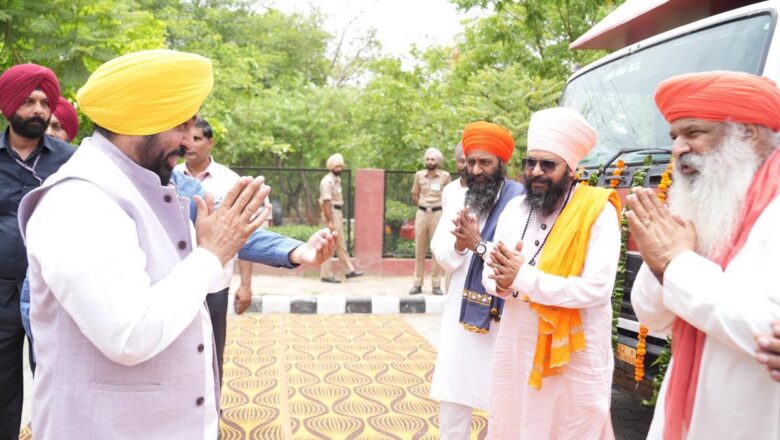ਮੁੱਖ ਮੰਤਰੀ ਭਗਵੰਤ ਸਿੰਘ ਮਾਨ ਨੇ ਡਾਕੂਮੈਂਟਰੀ ਵੈਨਾਂ ਨੂੰ ਹਰੀ ਝੰਡੀ ਦਿਖਾ ਕੇ ਰਵਾਨਾ ਕੀਤਾ, ਸ੍ਰੀ ਗੁਰੂ ਰਵਿਦਾਸ ਜੀ ਦਾ ਸੰਦੇਸ਼ ਸੂਬੇ ਭਰ ਪਹੁੰਚੇਗਾ