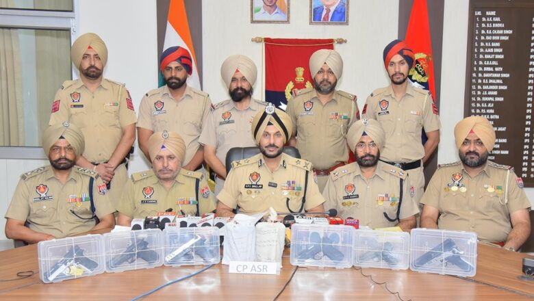 ਸਰਹੱਦ ਪਾਰੋਂ ਚੱਲ ਰਹੇ ਤਸਕਰੀ ਨੈੱਟਵਰਕ ਦਾ ਪਰਦਾਫਾਸ਼, ਦੋ ਮੁਲਜ਼ਮ 6 ਅਧੁਨਿਕ ਪਿਸਤੌਲਾਂ, 1 ਕਿਲੋ ਹੈਰੋਇਨ ਅਤੇ 10 ਹਜ਼ਾਰ ਰੁਪਏ ਦੀ ਡਰੱਗ ਮਨੀ ਸਮੇਤ ਕਾਬੂ