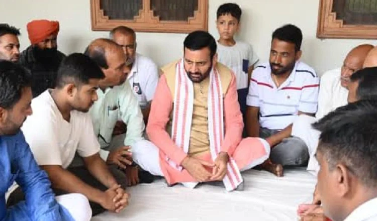 ਹਰਿਆਣਾ ਦੇ ਮੁੱਖ ਮੰਤਰੀ ਨਾਇਬ ਸਿੰਘ ਸੈਣੀ ਨੇ ਦੁਖੀ ਪਰਿਵਾਰਾਂ ਨਾਲ ਕੀਤੀ ਮੁਲਾਕਾਤ, ਵਿਛੜੀਆਂ ਰੂਹਾਂ ਨੂੰ ਭੇਟ ਕੀਤੀ ਸ਼ਰਧਾਂਜਲੀ