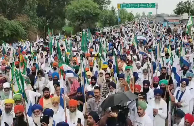 ਸ਼ੰਭੂ-ਖਨੌਰੀ ਬਾਰਡਰ ‘ਤੇ ਰੋਕ ਤੋਂ ਬਾਅਦ ਕਿਸਾਨਾਂ ਦਾ ਦਿੱਲੀ ਮਾਰਚ ਮੁਲਤਵੀ