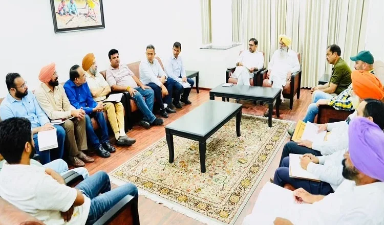 ਗੁਰਮੀਤ ਸਿੰਘ ਖੁੱਡੀਆਂ ਤੇ ਜੰਮੂ-ਕਸ਼ਮੀਰ ਦੇ ਮੰਤਰੀ ਸਤੀਸ਼ ਸ਼ਰਮਾ ਨੇ ਪਸ਼ੂਧਨ ਅਤੇ ਡੇਅਰੀ ਵਿਕਾਸ ਲਈ ਅੰਤਰਰਾਜੀ ਸਹਿਯੋਗ ‘ਤੇ ਕੀਤੀ ਚਰਚਾ