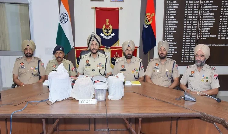 ਅੰਮ੍ਰਿਤਸਰ ਪੁਲਿਸ ਦੀ ਵੱਡੀ ਕਾਰਵਾਈ, ਨਾਬਾਲਗ ਸਮੇਤ ਦੋ ਵਿਅਕਤੀ 8.3 ਕਿਲੋ ਹੈਰੋਇਨ ਸਣੇ ਗ੍ਰਿਫ਼ਤਾਰ