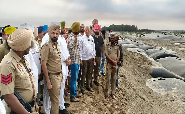 ਸਤਲੁਜ ਦਰਿਆ ’ਤੇ ਧੁੱਸੀ ਬੰਨ੍ਹ ਦੀ ਮਜ਼ਬੂਤੀ ਦਾ ਕੰਮ ਤੇਜ਼, ਕੈਬਨਿਟ ਮੰਤਰੀ ਬਰਿੰਦਰ ਕੁਮਾਰ ਗੋਇਲ ਨੇ ਲੁਧਿਆਣਾ ’ਚ ਲਿਆ ਜਾਇਜ਼ਾ