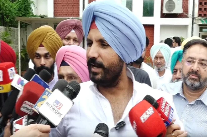 ਚਰਨਜੀਤ ਚੰਨੀ ਸਾਡੇ ਸੀਨੀਅਰ ਆਗੂ, ਉਨ੍ਹਾਂ ਦੀਆਂ ਬੈਠਕਾਂ ‘ਤੇ ਕੋਈ ਇਤਰਾਜ਼ ਨਹੀਂ: ਰਾਜਾ ਵੜਿੰਗ