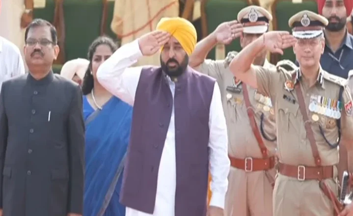 ਫਿਰੋਜ਼ਪੁਰ ’ਚ ਮੁੱਖ ਮੰਤਰੀ ਭਗਵੰਤ ਮਾਨ ਨੇ ਲਹਿਰਾਇਆ ਤਿਰੰਗਾ, ਹੁਸੈਨੀਵਾਲਾ ਪਹੁੰਚ ਕੇ ਸ਼ਹੀਦਾਂ ਨੂੰ ਕੀਤਾ ਨਮਨ
