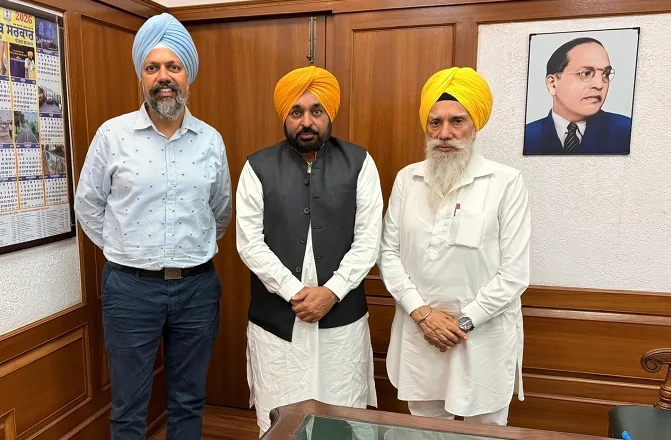 CM ਭਗਵੰਤ ਮਾਨ ਨਾਲ ਯੂ.ਕੇ. ਦੇ ਸੰਸਦ ਮੈਂਬਰ ਤਨਮਨਜੀਤ ਸਿੰਘ ਢੇਸੀ ਦੀ ਮੁਲਾਕਾਤ, ਪੰਜਾਬ ਤੇ ਪ੍ਰਵਾਸੀ ਮੁੱਦਿਆਂ ‘ਤੇ ਹੋਈ ਚਰਚਾ