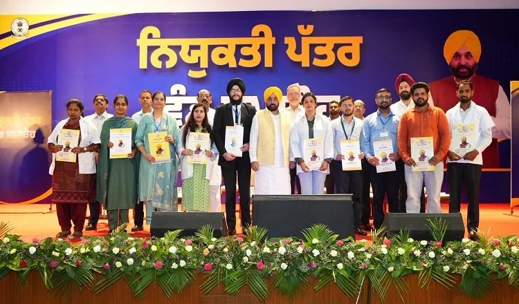CM ਮਾਨ ਦਾ ਵੱਡਾ ਦਾਅਵਾ: ਪਿਛਲੀਆਂ ਸਰਕਾਰਾਂ ‘ਚ ਸਰਕਾਰੀ ਨੌਕਰੀ ਲਈ ਪੈਸਾ ਤੇ ਸਿਫ਼ਾਰਸ਼ ਹੀ ਬਣਦੀ ਸੀ ਯੋਗਤਾ