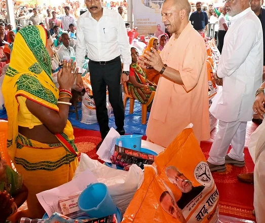 ਬਲੀਆ ’ਚ ਹੜ੍ਹ ਪ੍ਰਭਾਵਿਤ ਇਲਾਕਿਆਂ ਦਾ CM ਯੋਗੀ ਨੇ ਕੀਤਾ ਹਵਾਈ ਸਰਵੇਖਣ, ਪੀੜਤਾਂ ਨੂੰ ਵੰਡੀ ਰਾਹਤ ਸਮੱਗਰੀ