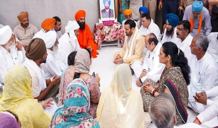 CM ਨਾਇਬ ਸਿੰਘ ਸੈਣੀ ਨੇ ਸ਼ਹੀਦ ਸਿਪਾਹੀ ਸੁਖਚੈਨ ਸਿੰਘ ਨੂੰ ਭੇਟ ਕੀਤੀ ਸ਼ਰਧਾਂਜਲੀ