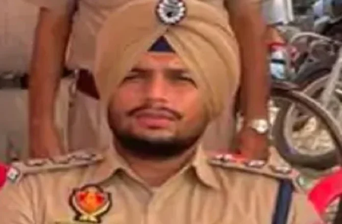 ਖੰਨਾ ’ਚ ਨਕਲੀ DSP ਬਣ ਕੇ ਘੁੰਮਣ ਵਾਲਾ ਵਿਅਕਤੀ ਗ੍ਰਿਫ਼ਤਾਰ, ਔਰਤ ਨਾਲ ਧੋਖਾਧੜੀ ਤੇ ਬਲਾਤਕਾਰ ਦੇ ਮਾਮਲੇ ’ਚ ਸੀ ਲੋੜੀਂਦਾ