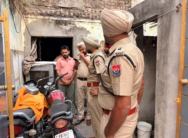 ਕੋਟਕਪੂਰਾ ’ਚ ਨਸ਼ਿਆਂ ਖ਼ਿਲਾਫ਼ ਪੁਲਿਸ ਦੀ ਵੱਡੀ ਮੁਹਿੰਮ, ਕਈ ਸ਼ੱਕੀ ਘਰਾਂ ਦੀ ਤਲਾਸ਼ੀ; ਸੁੰਨਸਾਨ ਥਾਵਾਂ ਦੀ JCB ਨਾਲ ਕਰਵਾਈ ਸਫ਼ਾਈ