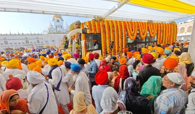 ਸ੍ਰੀ ਗੁਰੂ ਰਾਮਦਾਸ ਜੀ ਦੇ ਪ੍ਰਕਾਸ਼ ਪੁਰਬ ਨੂੰ ਸਮਰਪਿਤ ਸ੍ਰੀ ਅਕਾਲ ਤਖ਼ਤ ਸਾਹਿਬ ਤੋਂ ਵਿਸ਼ਾਲ ਨਗਰ ਕੀਰਤਨ ਸਜਾਇਆ