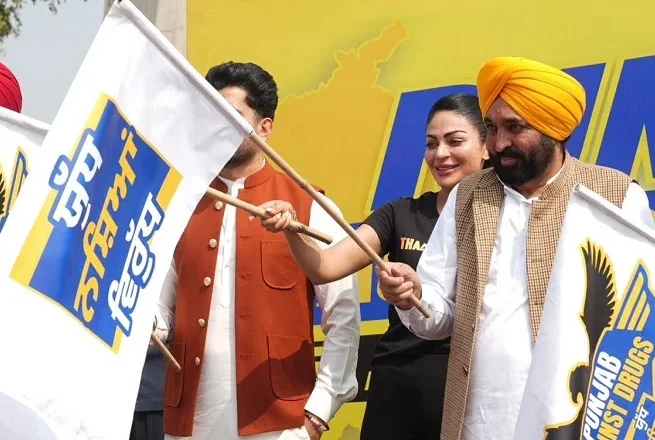CM ਮਾਨ ਦਾ ਪਿਛਲੀਆਂ ਸਰਕਾਰਾਂ ’ਤੇ ਹਮਲਾ, ਕਿਹਾ—ਭਾਜਪਾ, ਅਕਾਲੀ ਦਲ ਤੇ ਕਾਂਗਰਸ ਨੇ ਪੰਜਾਬ ’ਚ ਨਸ਼ੇ ਫੈਲਾਏ ਤੇ ਸੂਬੇ ਦੇ ਮਾਣ ਨੂੰ ਢਾਹ ਲਾਈ