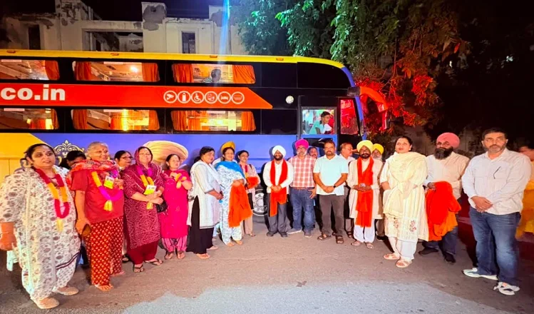 ਮੁੱਖ ਮੰਤਰੀ ਤੀਰਥ ਯਾਤਰਾ ਯੋਜਨਾ ਤਹਿਤ ਮੋਹਾਲੀ ਤੋਂ ਖਾਟੂਸ਼ਾਮ ਤੇ ਸਾਲਾਸਰ ਲਈ ਸ਼ਰਧਾਲੂਆਂ ਦੀ ਬੱਸ ਰਵਾਨਾ, ਵਿਧਾਇਕ ਕੁਲਵੰਤ ਸਿੰਘ ਨੇ ਦਿਖਾਈ ਹਰੀ ਝੰਡੀ